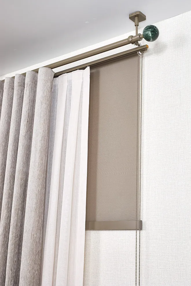 Curtain rod with a roller blind behind – picture 1
