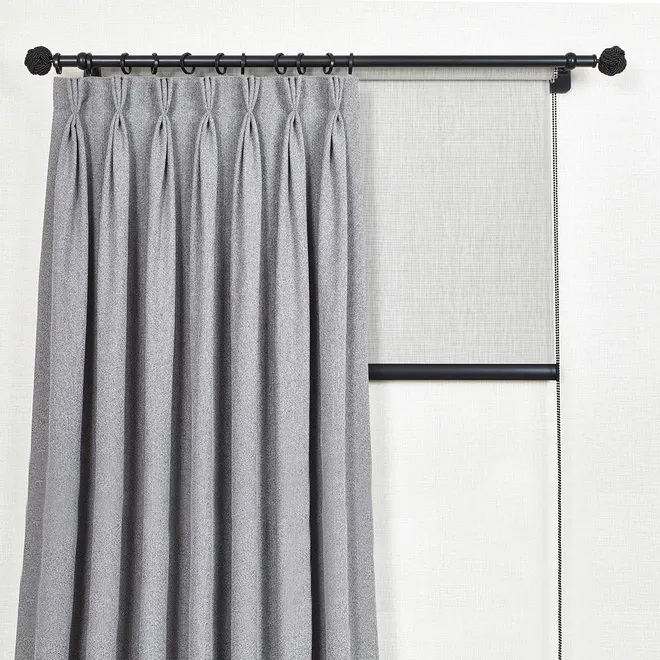 Curtain rod with a roller blind behind – picture 3